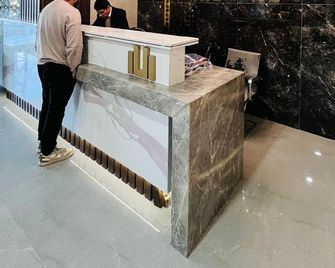 Lmy Designer Apartments Facing Centaurus Islamabad - 伊斯蘭堡 - 櫃檯