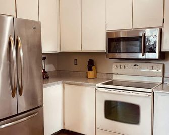 Blue Oasis right off the Freeway I5! - Lathrop - Kitchen