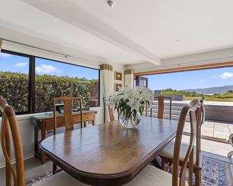 Island View Beach House - Paraparaumu Beach Home - Paraparaumu - Dining room