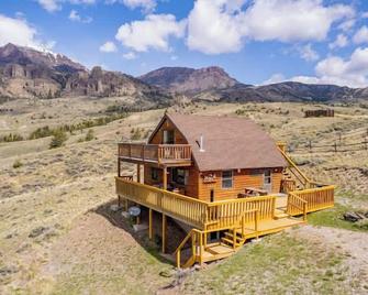 High Point Hideout- awe-inspiring mountain top views near Yellowstone National Parks East entrance! - Wapiti - Edificio