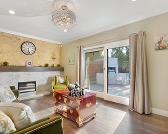 Wow! Better Than A Hotel! Spacious 4br In San Jose - San Jose - Living room