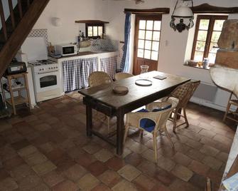 Ancient house in Vallée de la Cèze with garden - Goudargues - Comedor