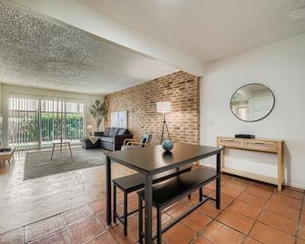 2B Getaway - Sleeps 6 - Pool, Pkg - Walk Dtwn - Austin - Dining room