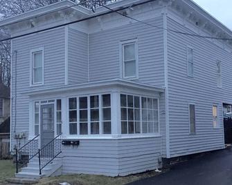 1st Class Rentals - 3 Bedroom Apartment Downtown Oneonta - Oneonta - Будівля