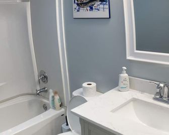 Waterfront House near Pomquet Beach- 2 bedrooms, Pet-Friendly - Antigonish - Koupelna