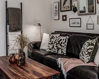 Modern 1-Bedroom Apartment in Borger Tx, Wifi Included - Borger - Sala de estar