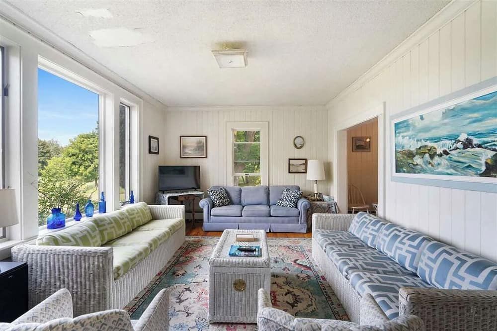 Ironton Shore Farms: 4 Bedroom Farmhouse on Lake Charlevoix with Beach and Dock - East Jordan - Sala de estar