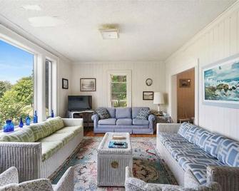 Ironton Shore Farms: 4 Bedroom Farmhouse on Lake Charlevoix with Beach and Dock - East Jordan - Sala de estar