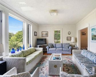 Ironton Shore Farms: 4 Bedroom Farmhouse on Lake Charlevoix with Beach and Dock - East Jordan - Sala de estar