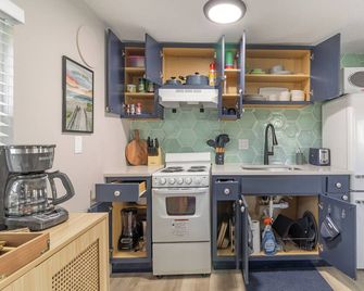 Honeymooner's Hut: Stylish/Stocked Studio for Two - Michigan City - Cucina