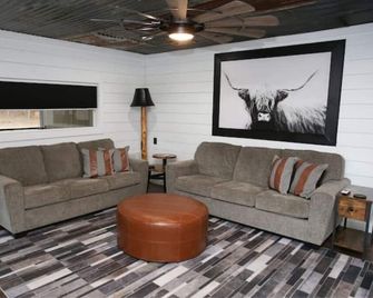 Hidden Gem Cottages: Ruby Cottage - Palestine - Living room
