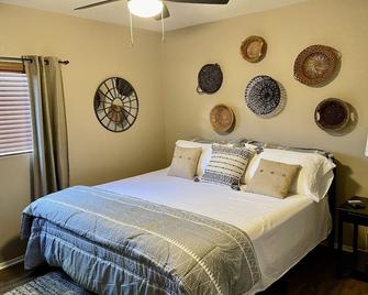 Heated pool at NO extra charge! Plan a trip to the beautiful desert! BOOK NOW! - Surprise - Bedroom