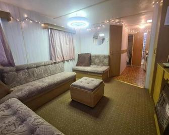 Cozy Cardiff Cabin Retreat sleeps 6 by Aimee - Cardiff - Living room