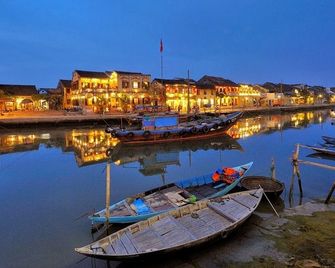 Golden River Hotel - הוי אן - בניין