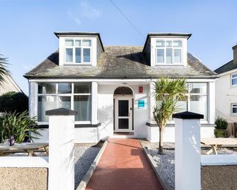 Oasis House - Falmouth - Building