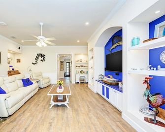 Luxury Modern Waterfront Home with Private Dock - Dolphins & Manatees! - Ruskin - Wohnzimmer
