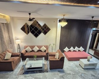 Charming 3-bedroom villa with AC and WiFi in prime location in Varanasi - Varanasi - Wohnzimmer
