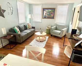 Walkable Dog Friendly Cottage Downtown - Dunedin - Living room