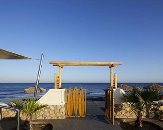 Sea Breeze Santorini Beach Resort, Curio Collection Hilton - Agios Georgios - 海灘