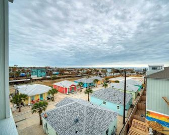 Pool, Rooftop w/ Island Views, Blocks to Beach Seas Your Dreams by Avantstay - Port Aransas