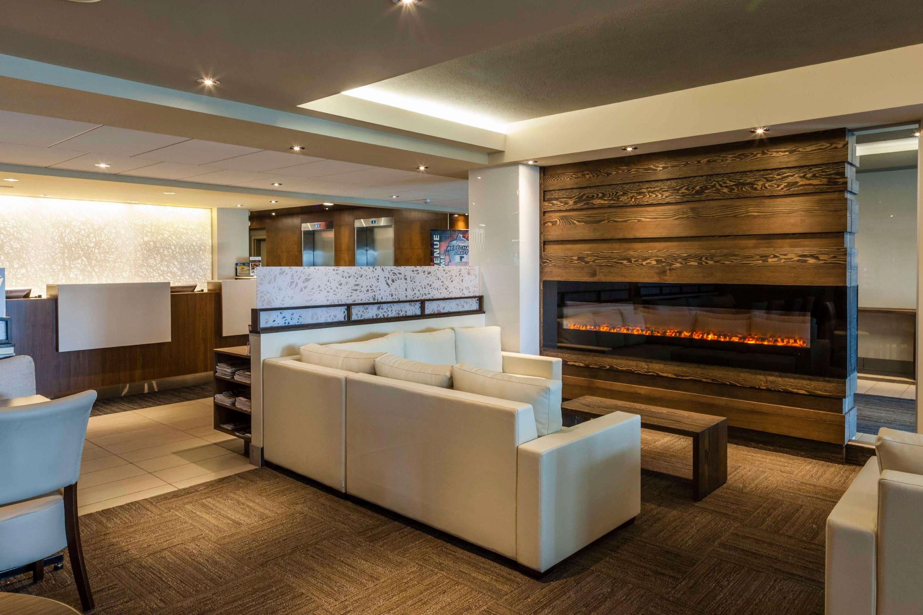 Lobby view of Hôtel & Suites Normandin Quebec