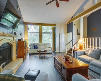 1 Mi to Margaritaville Resort Cottage with Fire Pit - Osage Beach - Living room
