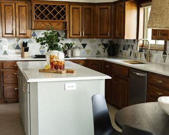 McNair's Finest: Bridal-Ready Oasis with Hot Tub - Duncan - Kitchen