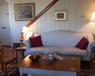 Seafarer Inn - Rockport - Living room