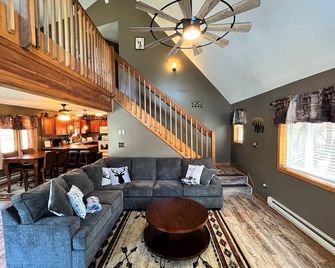 Pet-Friendly Albrightsville Chalet With Hot Tub, Fireplace, Bbq & Pool Table - Albrightsville - Salon