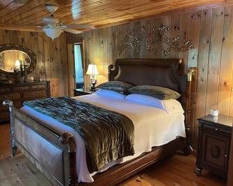 Creekside Country Cottage- minutes away from I-95 - Manning - Bedroom
