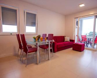 ريزيدنسيز بيلافيستا 3 - نوفالجا - غرفة طعام