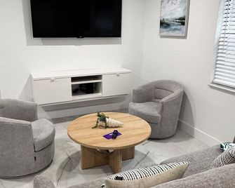 Modern & Comfortable 2BR. 5 minutes from the beach. - Pompano Beach - Living room