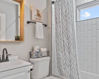Blue Door Bungalow | Jz Vacation Rentals - Southhampton - Bathroom