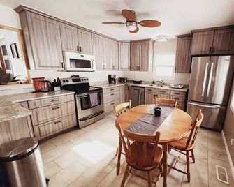 Peaceful Lakefront Cottage • Pool Table • King Bed • Kayaks\n - Renfrew - Cocina