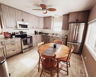 Peaceful Lakefront Cottage • Pool Table • King Bed • Kayaks\n - Renfrew - Cocina