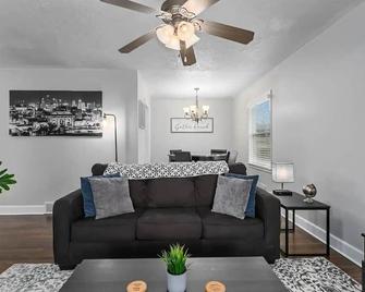 3BR, Spacious home w/ fire pit - Merriam - Living room