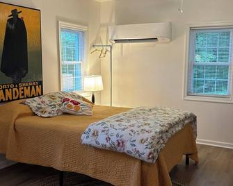 Scenic guest house in great location in Farmville, VA - Farmville - Schlafzimmer