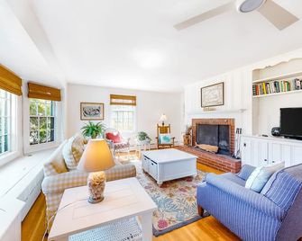 Charming island cottage near town & beaches - Edgartown - Living room