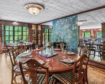 Tranquil escape with/ endless mountain hot tub views. 2.5 hours from GWB - Roxbury - Restaurant