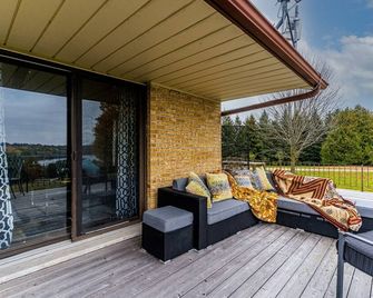 Lake View House on 5 acres with trail access - Guelph - Balcony