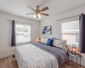 #stayinmydistrict Zen Cottage Coos Bay - Coos Bay - Bedroom