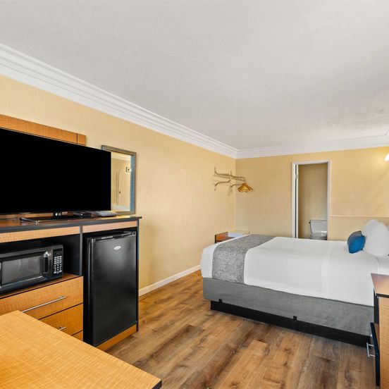 Travelodge by Wyndham San Clemente Beach image 1