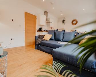 Contemporary flat, Derngate, sleeps 4, very central - Northampton - Living room