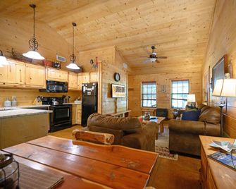 Lucky U | Cozy Broken Bow Cabin with Hot Tub, Playground and Peaceful Woodland S - Broken Bow - Huiskamer