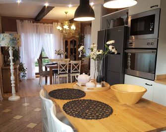 Pokoje Goscinne Magnolia Rooms - סרוצק - חדר אוכל