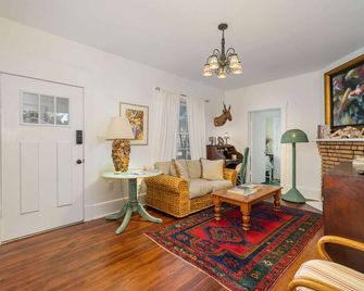 Relaxing 2Br 1Bath Oasis near River 9 min to Beach - Melbourne - Living room