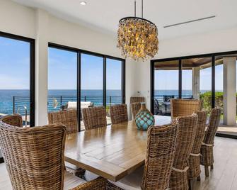 Bella Vista - Luxurious oceanfront villa with ocean views - by Cayman Villas - East End - Eetruimte