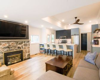 Modern Muskoka Retreat - Gravenhurst - Living room