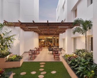 Holiday Inn Express Bengaluru Yeshwantpur By IHG - באנגאלור - פטיו