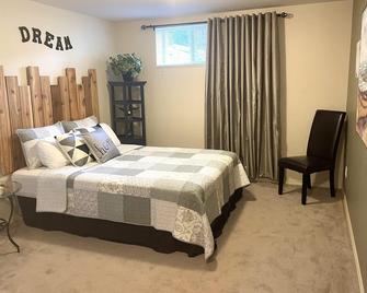 Relax, You're On Lake Time! Business Licence # 5532 - Peachland - Bedroom